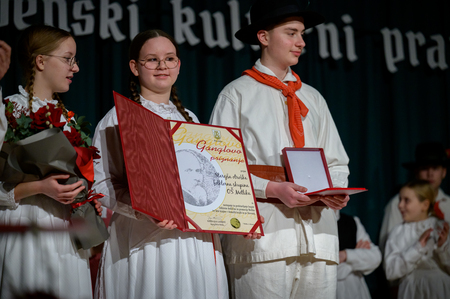 Podelitev priznanja - Starejša otroška folklorna skupina OŠ Metlika - Osrednja obcinska prireditev ob slovenskem kulturnem prazniku
